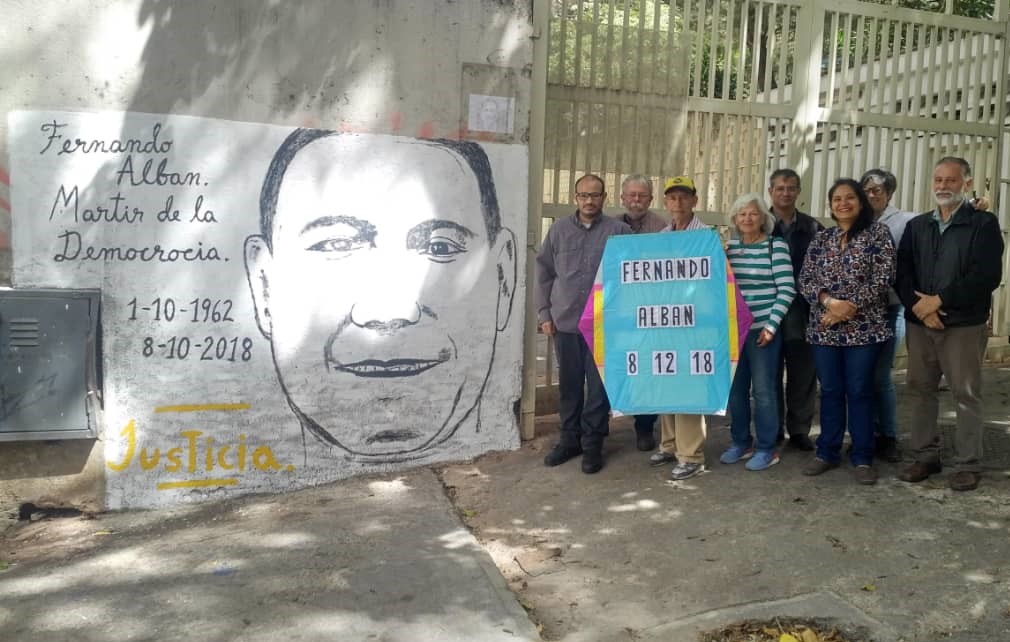 Vecinos de Caracas elaboran mural frente a casa de Fernando Albán