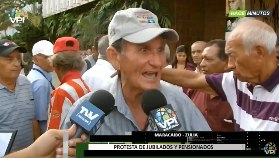 ¿Dónde está el Amor Mayor del gobierno? Lanzan agua sucia desde el BCV a pensionados en Zulia (video)