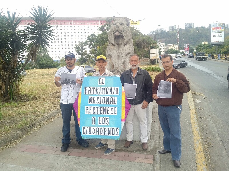 Vecinos protestan en defensa del León de Caracas y califican su sustitución de ilegal (fotos y video)