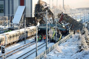 Al menos 9 muertos y 47 heridos al chocar un tren de alta velocidad en Turquía