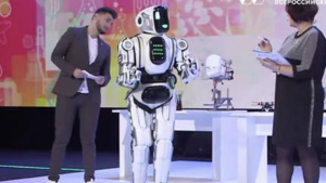 El robot ruso de alta tecnología resultó ser un hombre disfrazado