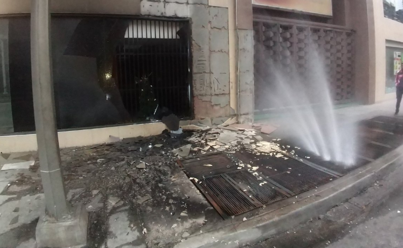 Edificios de La Candelaria se quedan sin luz ni agua tras la explosión de un transformador #30Dic (Fotos)