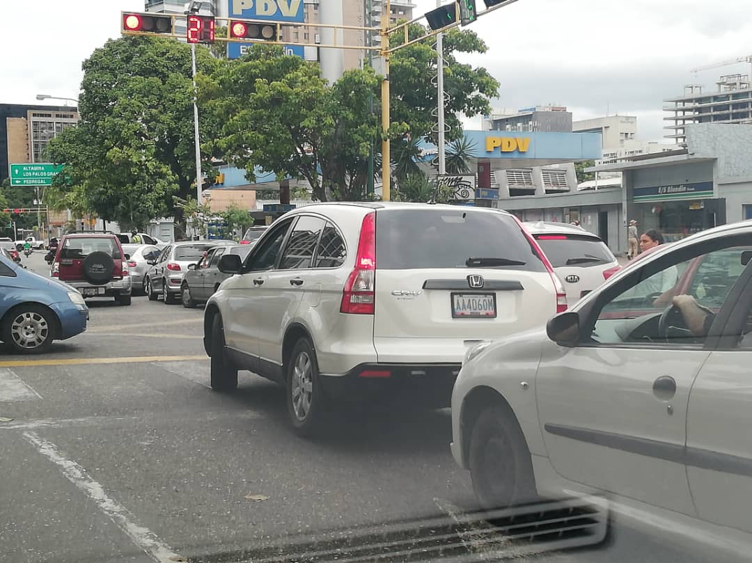 Lo que faltaba: Conductores sufren por la escasez de gasolina en Caracas #19Dic (fotos y video)