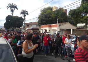 Fanáticos acompañan el féretro de Luis Valbuena hacia el Cementerio Metropolitano de Barquisimeto (Fotos+Video)