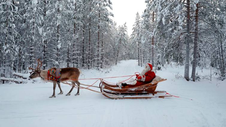 El coronavirus ha dejado casi solo a papá Noel en su pueblo del norte de Finlandia