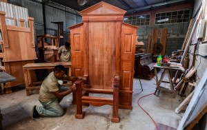 Panameños construyen enorme silla de madera para visita del papa Francisco (Fotos)
