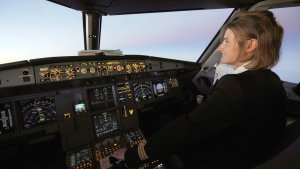 Por qué las mujeres podrían ser clave para resolver el problema de escasez de pilotos de aviones comerciales