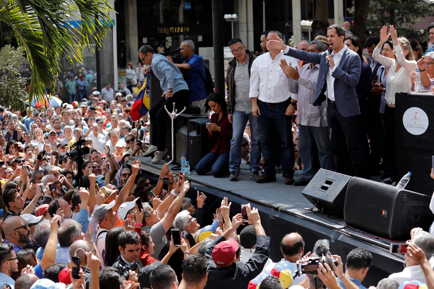 Guaidó pide ayuda de los ciudadanos y militares para asumir el mando en Venezuela (fotos)