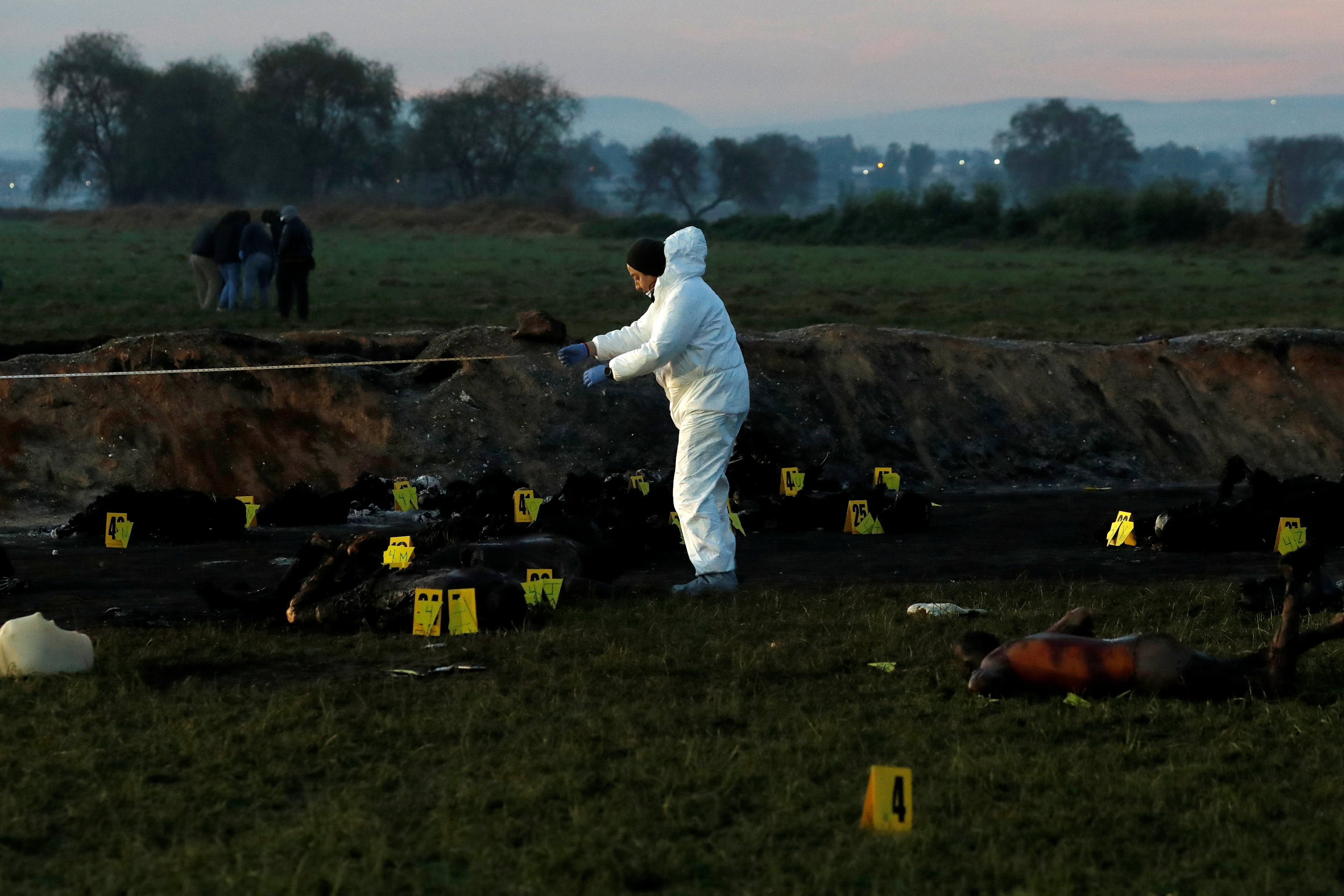 Sube a 73 la cifra de muertos por explosión de ducto de combustible en México (Fotos)