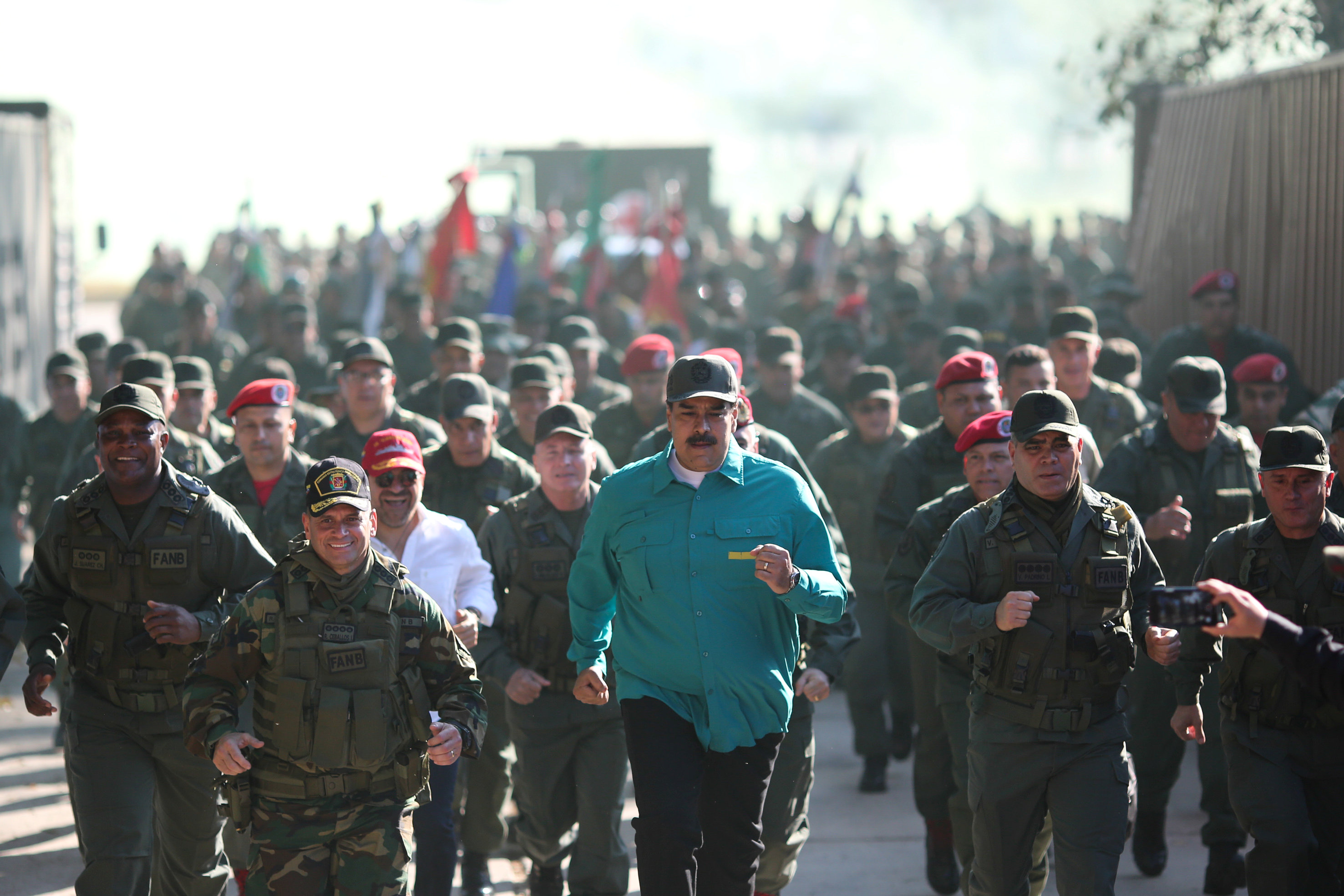 EN VIDEO: Maduro corrió 17 segundos “para la defensa integral de la patria”