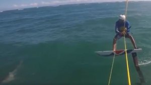 ¡Insólito! Kitesurfista chocó a toda velocidad con un tiburón en pleno entrenamiento (Video)