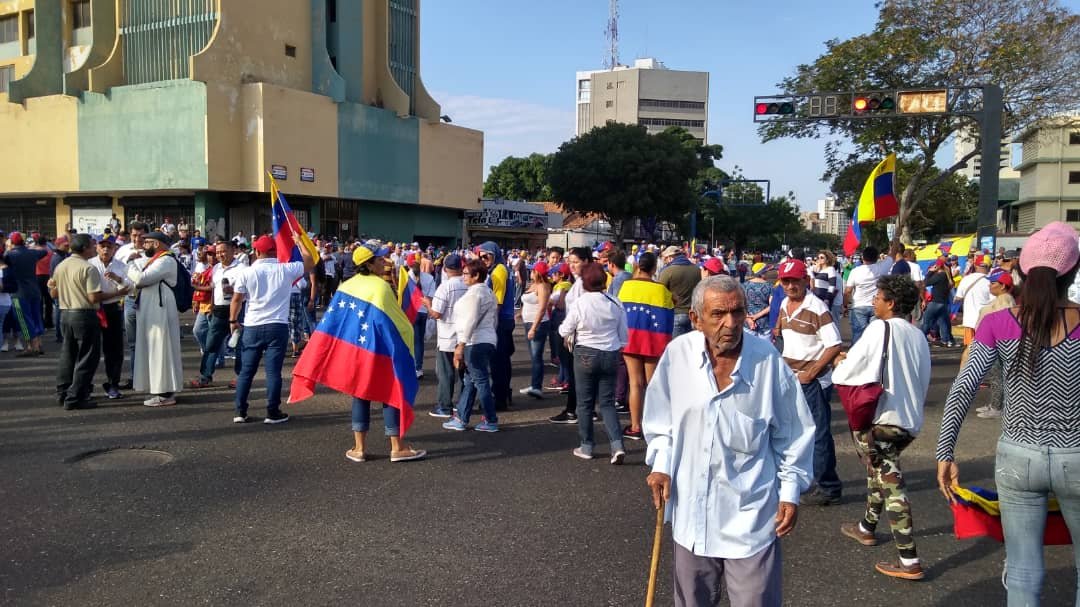 9:25 am Venezolanos se concentran en la plaza 5 de Julio en Maracaibo #23Ene (FOTOS)