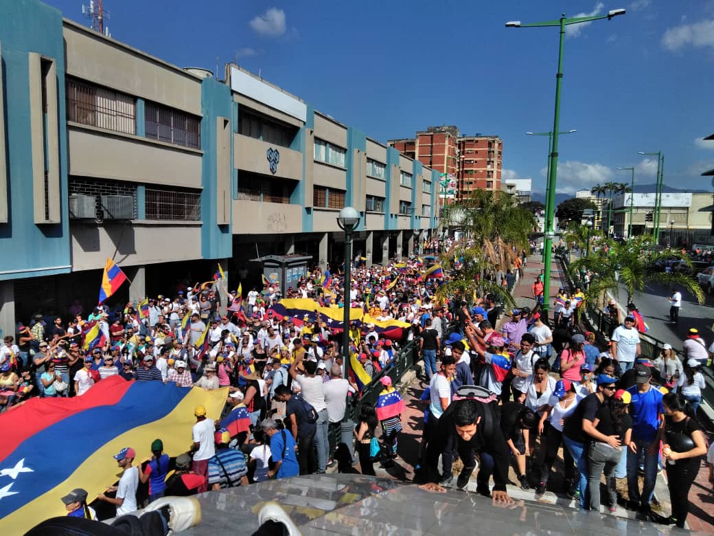 Carabobeños colman  las calles para pedir la salida de Maduro #23Ene (fotos y video)