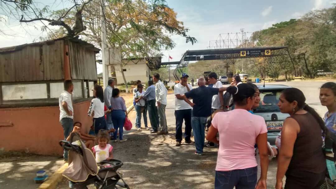 En Cojedes, familiares hacen cola para visitar a su hijos detenidos el #23Ene