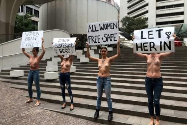 Mujeres en toples se manifiestan en Australia en apoyo a joven saudita