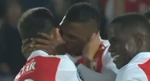 ¿Habrá amor? Luis Manuel Seijas recibe un beso muy acalorado tras la celebración de un gol (Video)