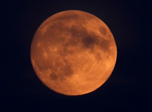 A qué hora y dónde se verá el eclipse lunar de este lunes 