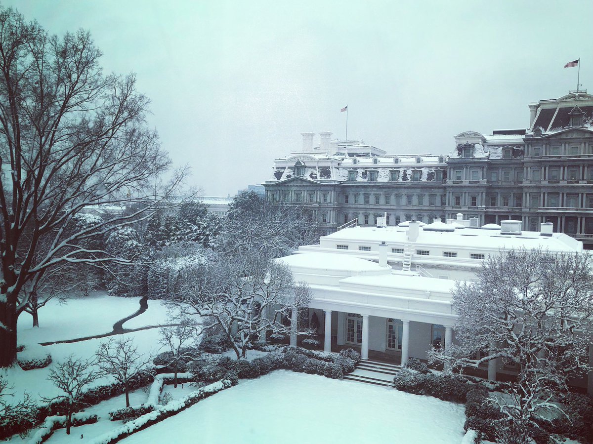 Donald Trump y Melania, cautivados por la nieve en la Casa Blanca (fotos)
