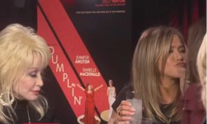 EN VIDEO: El “piquito” entre Jennifer Aniston y Sandra Bullock que sorprendió a más de uno