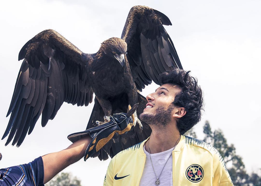 Este cantante colombiano fue atacado por un águila (VIDEO)