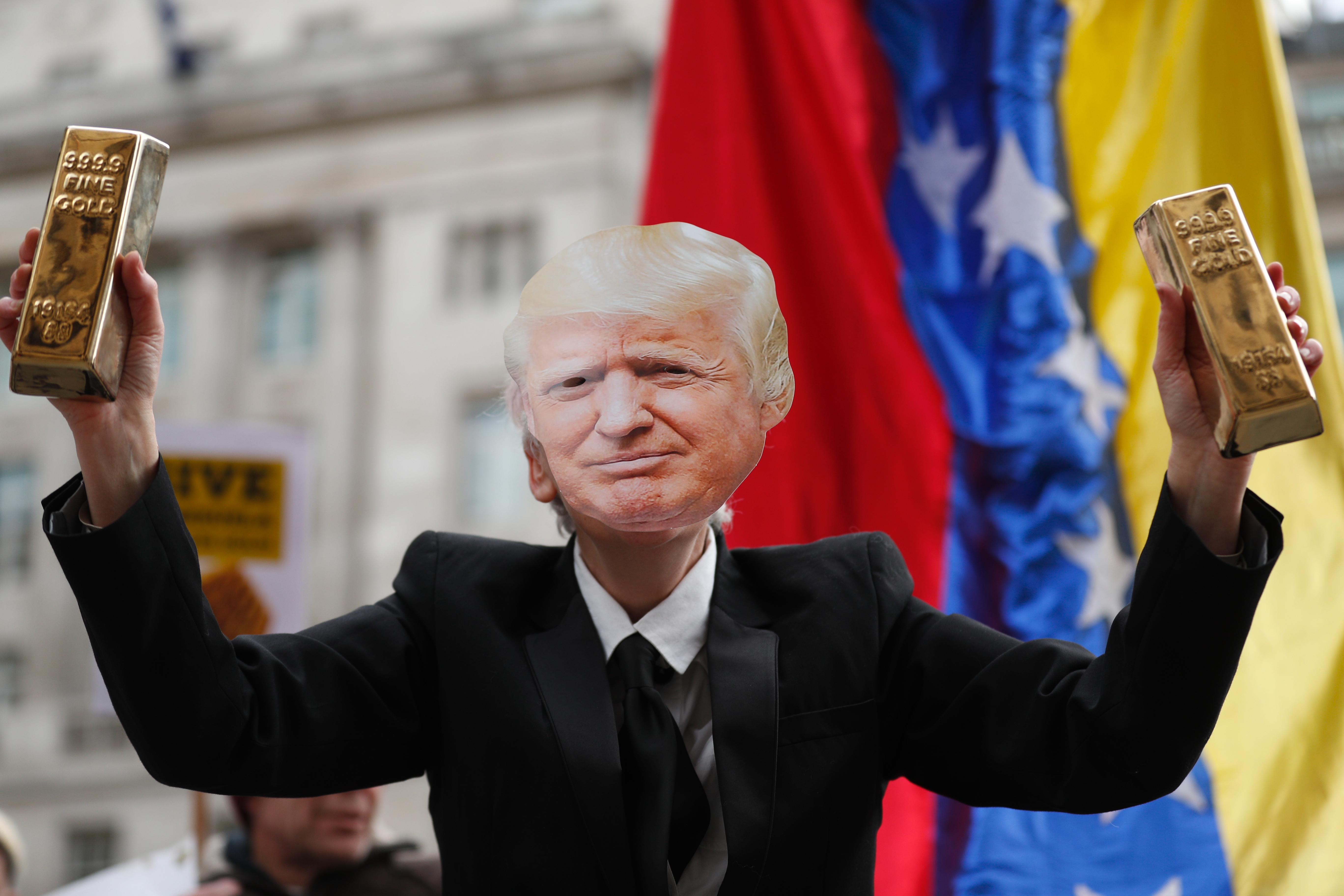 “Chavistas” ingleses piden al Banco de Inglaterra que le devuelvan el oro a Maduro (Fotos +Trump coleado)