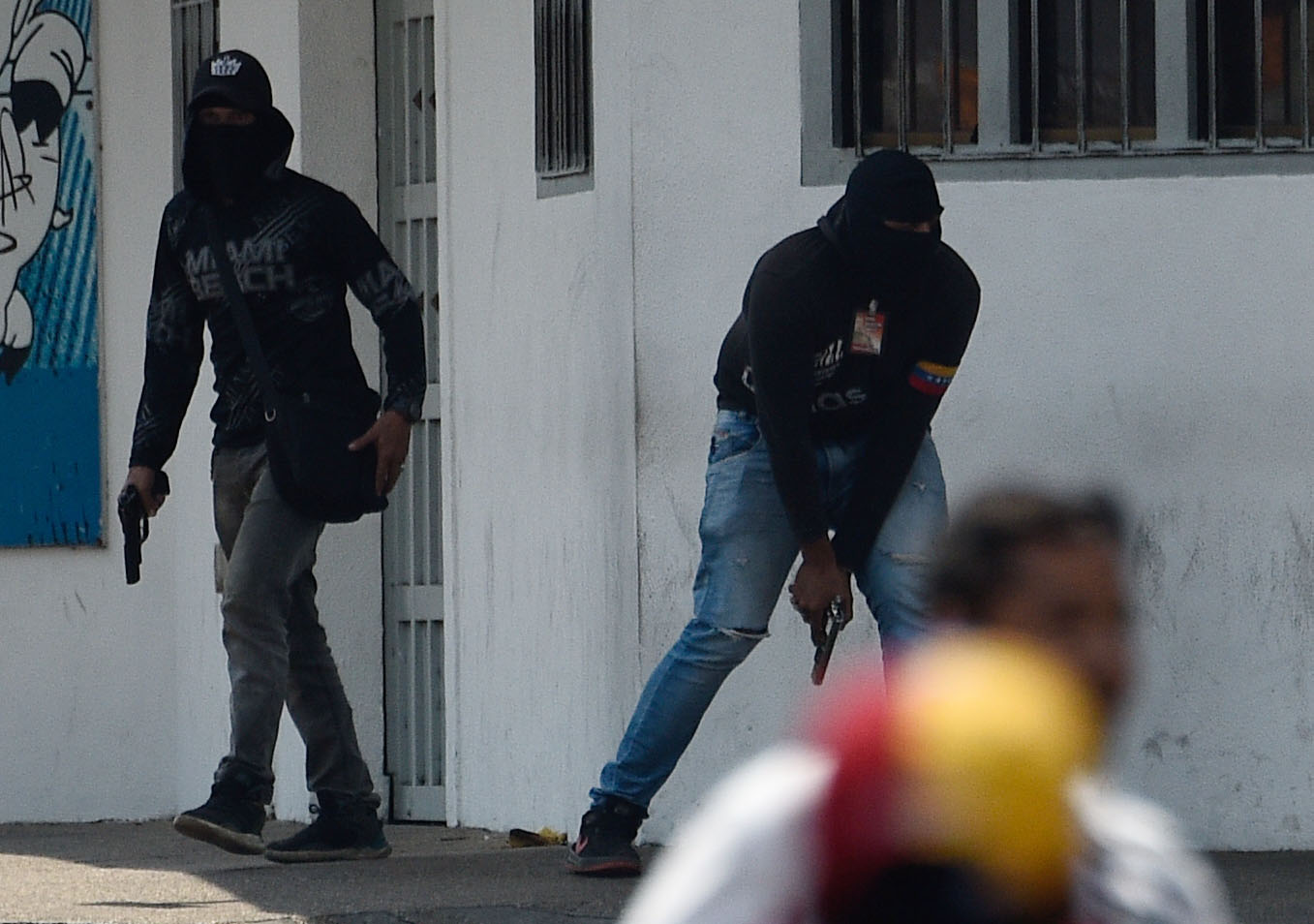 Paramilitares de Maduro estarían persiguiendo a soldados que huyeron a Colombia