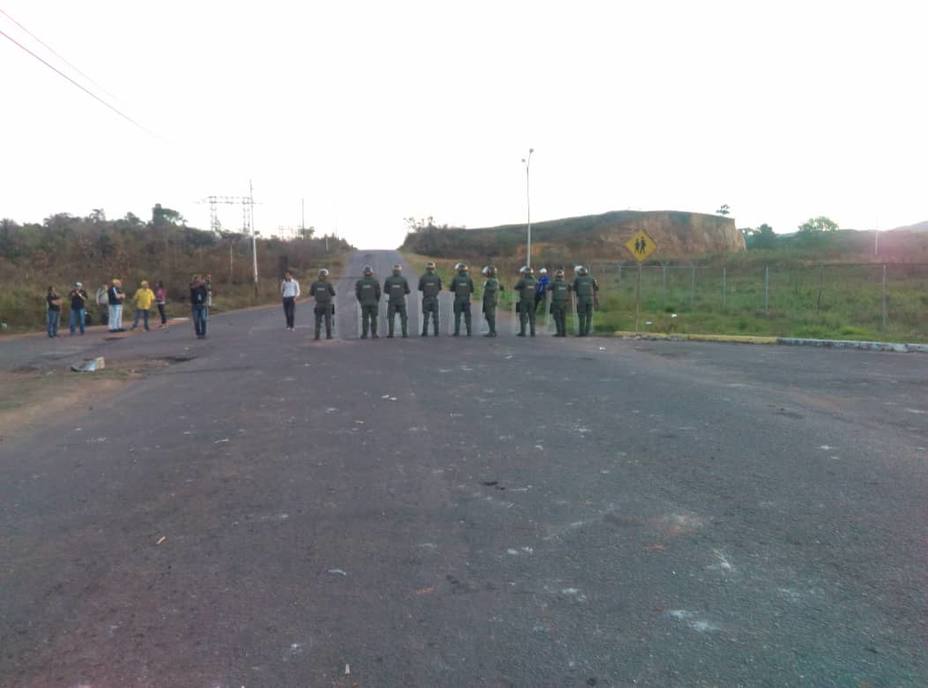GNB bloquean el acceso a la frontera con Brasil #23Feb (Fotos)