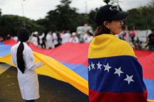 Migración de médicos venezolanos refuerza la sanidad en Argentina, según la OIM