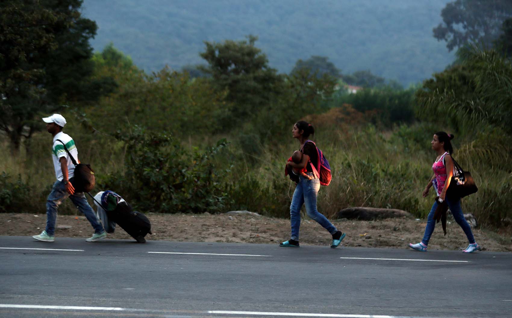 Los ángeles de las carreteras colombianas socorren a los caminantes venezolanos
