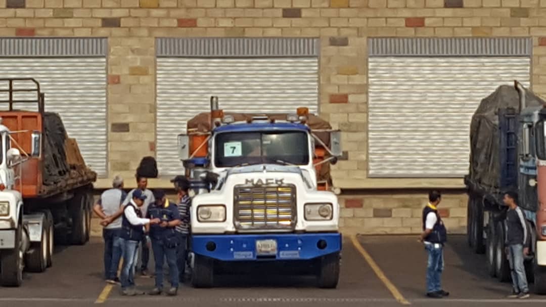LA FOTO: Una flota de 14 camiones listos para ingresar con la ayuda humanitaria desde Colombia