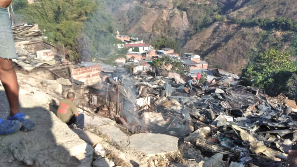 Voraz incendio en barrio de Petare acabó con más de 20 casas (Fotos y videos)