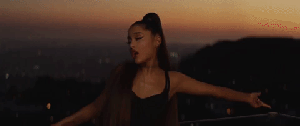 Ariana Grande seduce a una hermosa mujer en su nuevo video