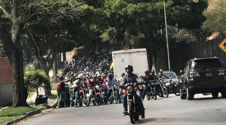 Bandas motorizadas patrullaron los alrededores de la embajada de EEUU en Caracas (videos)