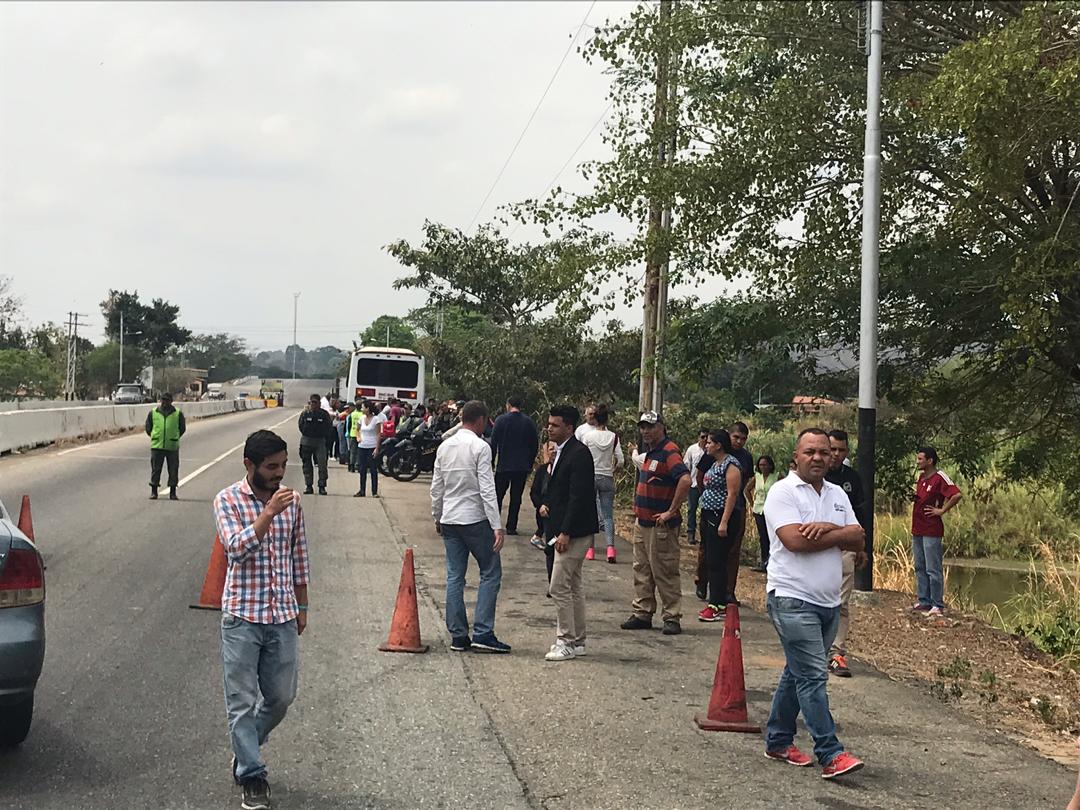 Caravana de diputados que partió de Caracas todavía no llega al Táchira