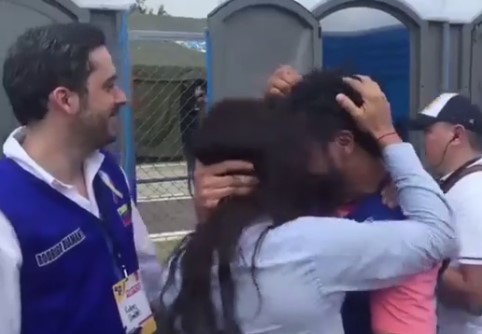 Conmovedor, el abrazo de Renzo Prieto, Vilca Fernández y Lorent Saleh al reencontrarse en la frontera colombo venezolana (VIDEO)