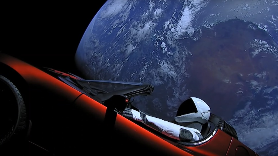 ¿Dónde está el “auto espacial” Tesla Roadster a un año de su lanzamiento?