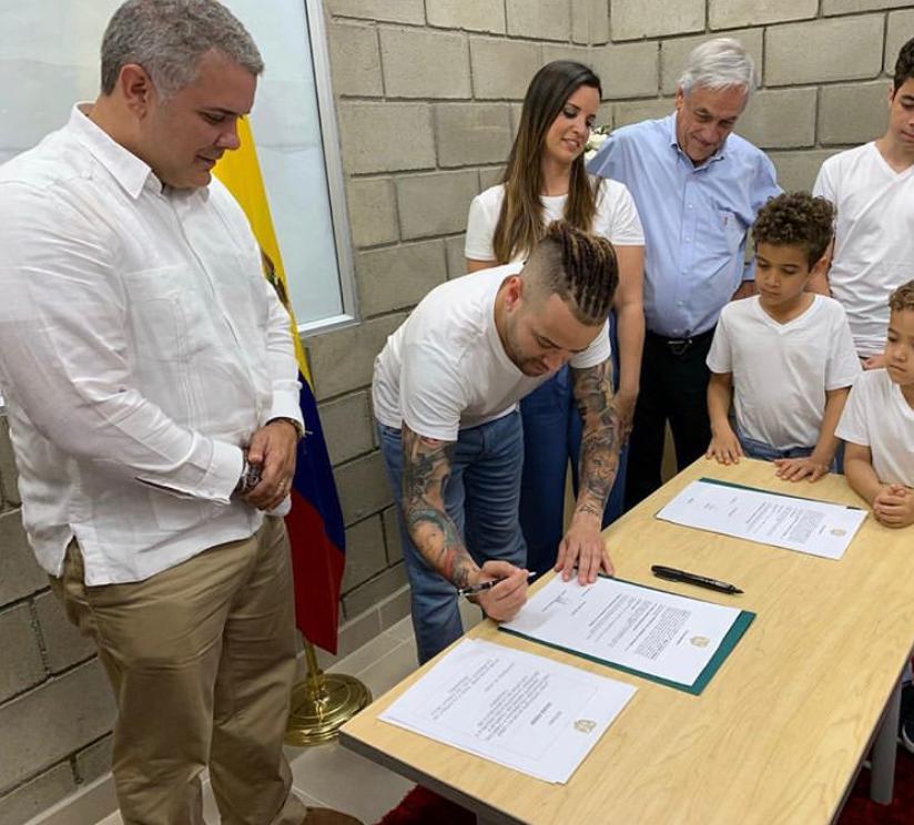 Nacho y su familia recibieron nacionalidad colombiana del presidente Duque #23Feb (Fotos)
