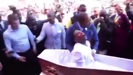 VIDEO: Momento en que un Pastor cristiano “resucita” a un muerto en Sudáfrica