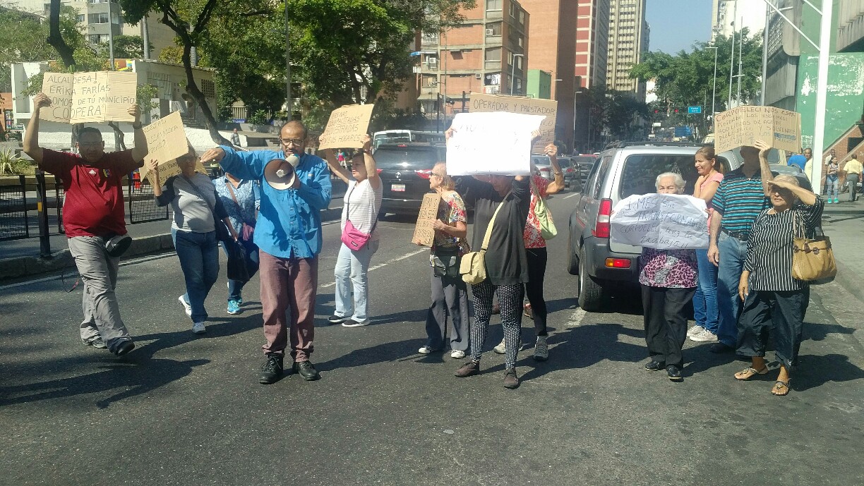 Vecinos de La Candelaria protestan por masivos apagones y extorsión de Corpoelec (Fotos y video)