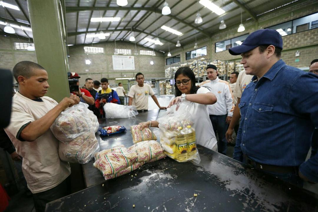 Delcy Eloína cree que nos engaña con este centro de acopio de Mercal (video)