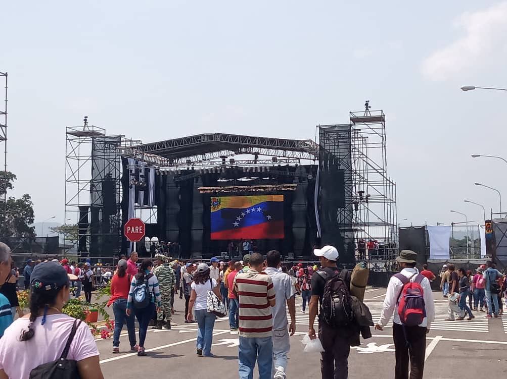 El VIDEO del solitario concierto chavista en la frontera que da pena