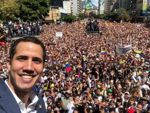 Guaidó rompe el protocolo y se toma una selfie con los venezolanos en la marcha este #12Feb (VIDEO)