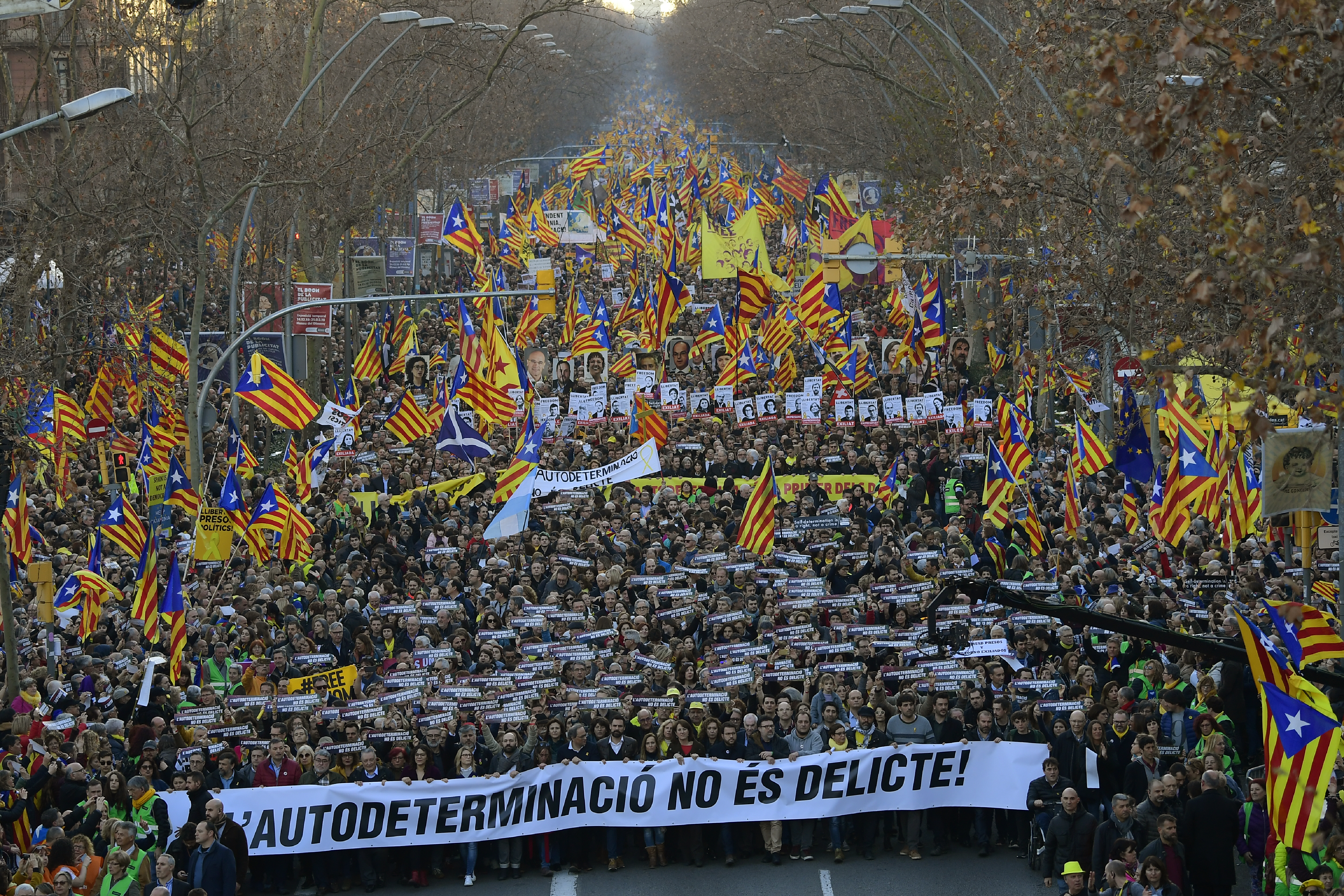 Decenas de miles protestan contra el juicio a independentistas catalanes