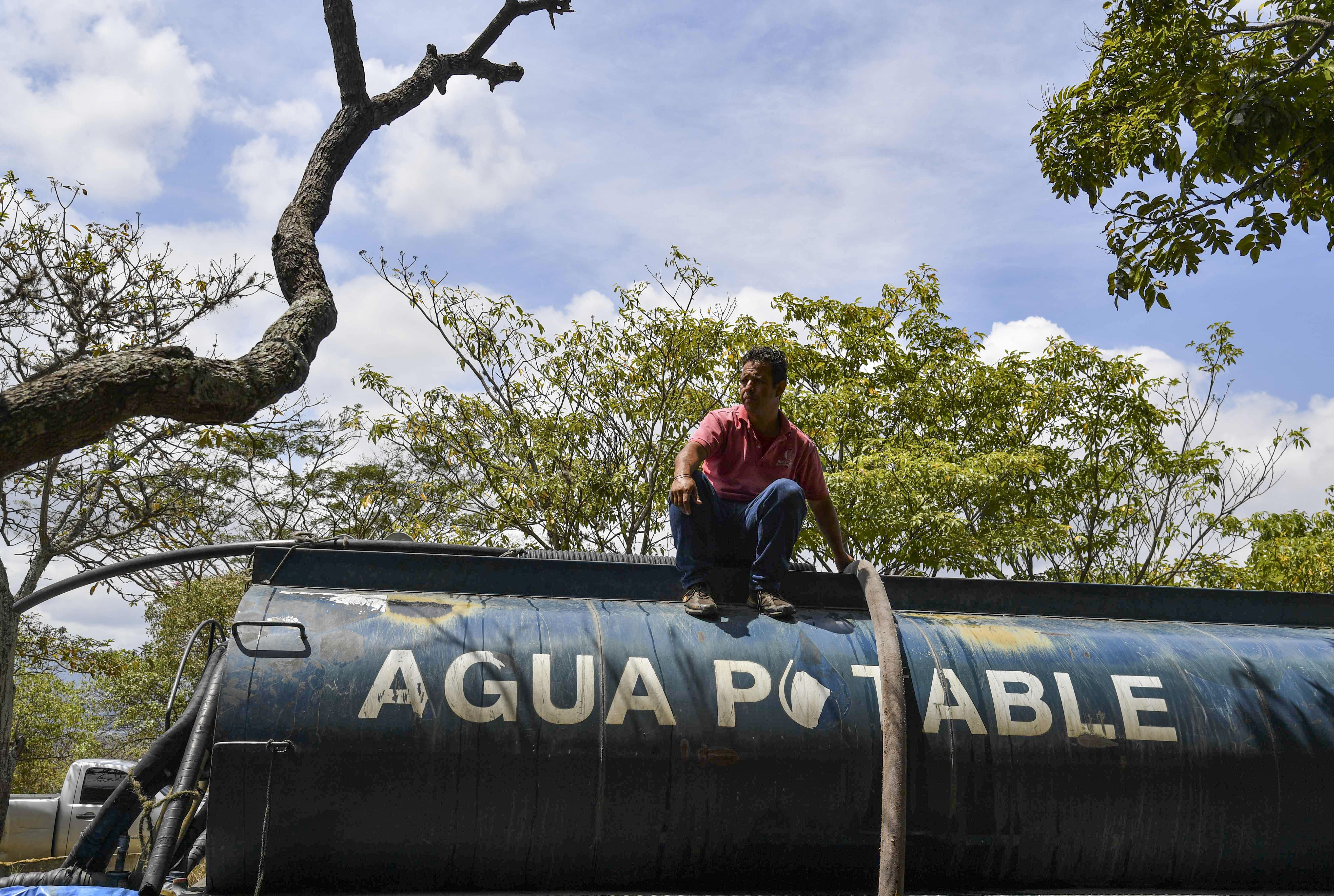 Habitantes de Táchira pagan a camiones cisternas en pesos o con gasolina