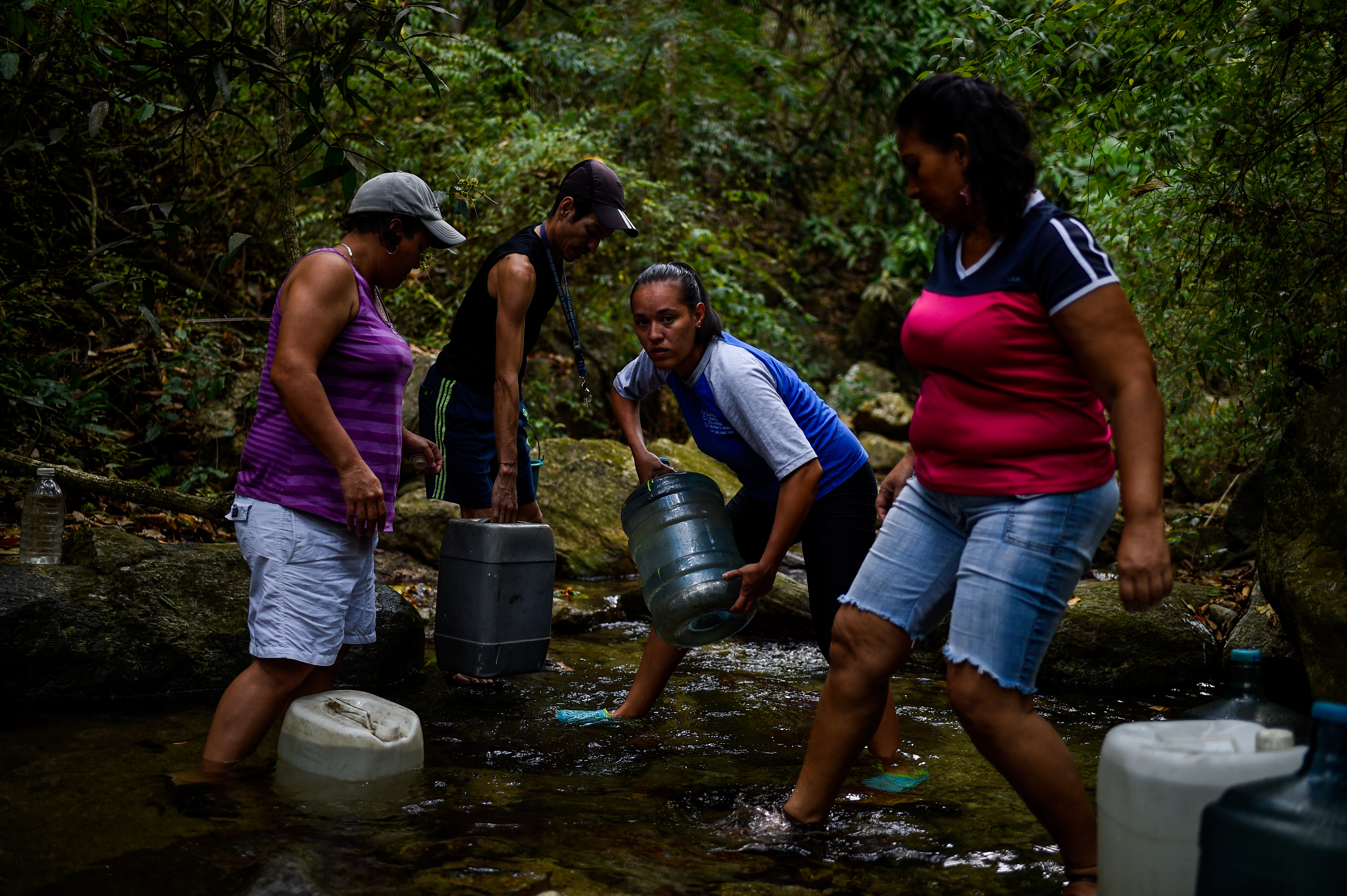 Venezolanos desesperados buscan agua tras los estragos del apagón (Fotos)
