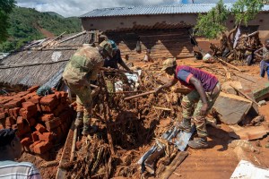 Aumentan a más de 300 los muertos por ciclón en Mozambique y Zimbabue