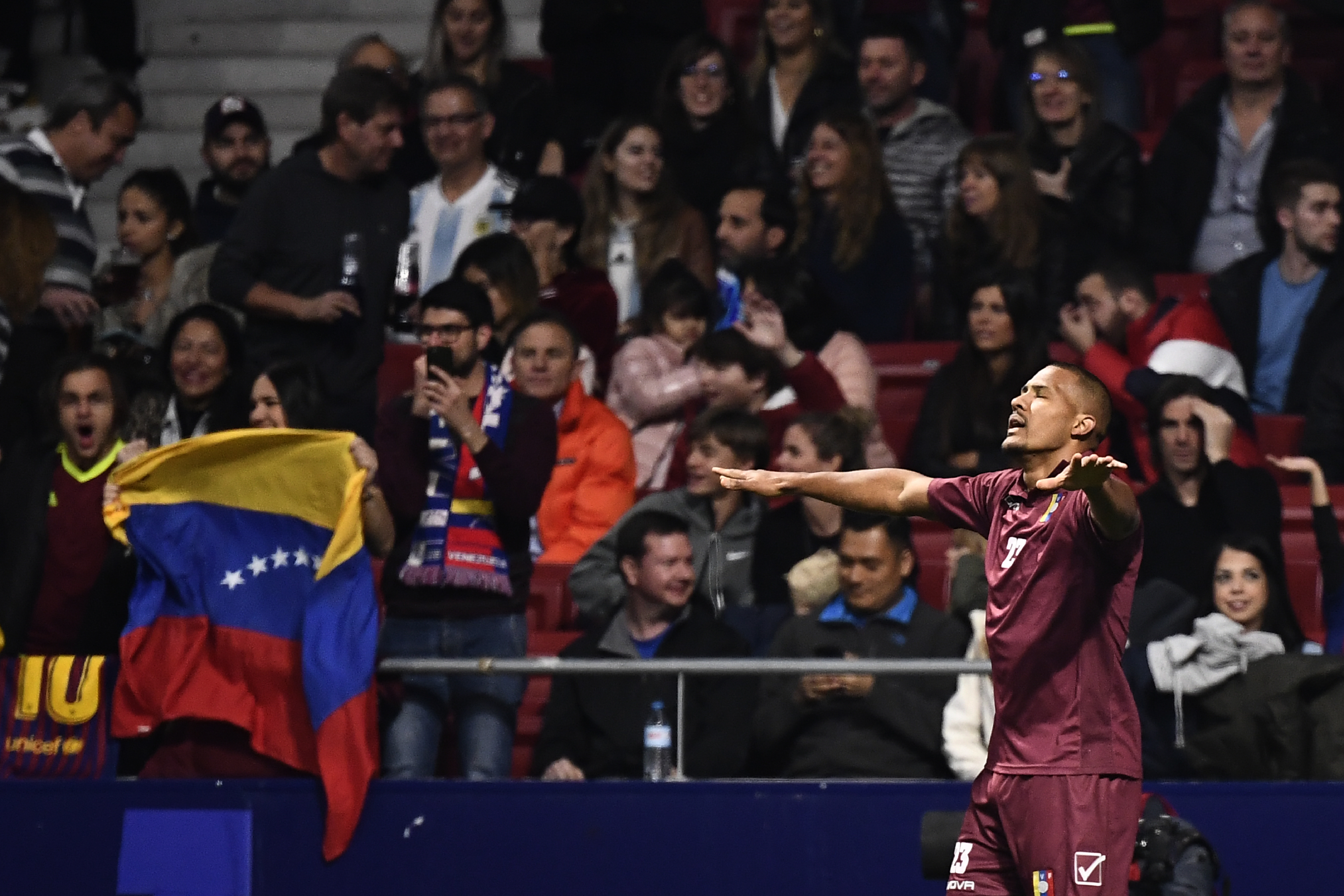 ¡Eriza la piel! Así sonó el Gloria al Bravo Pueblo en el Wanda Metropolitano previo al pitazo inicial (VIDEO)