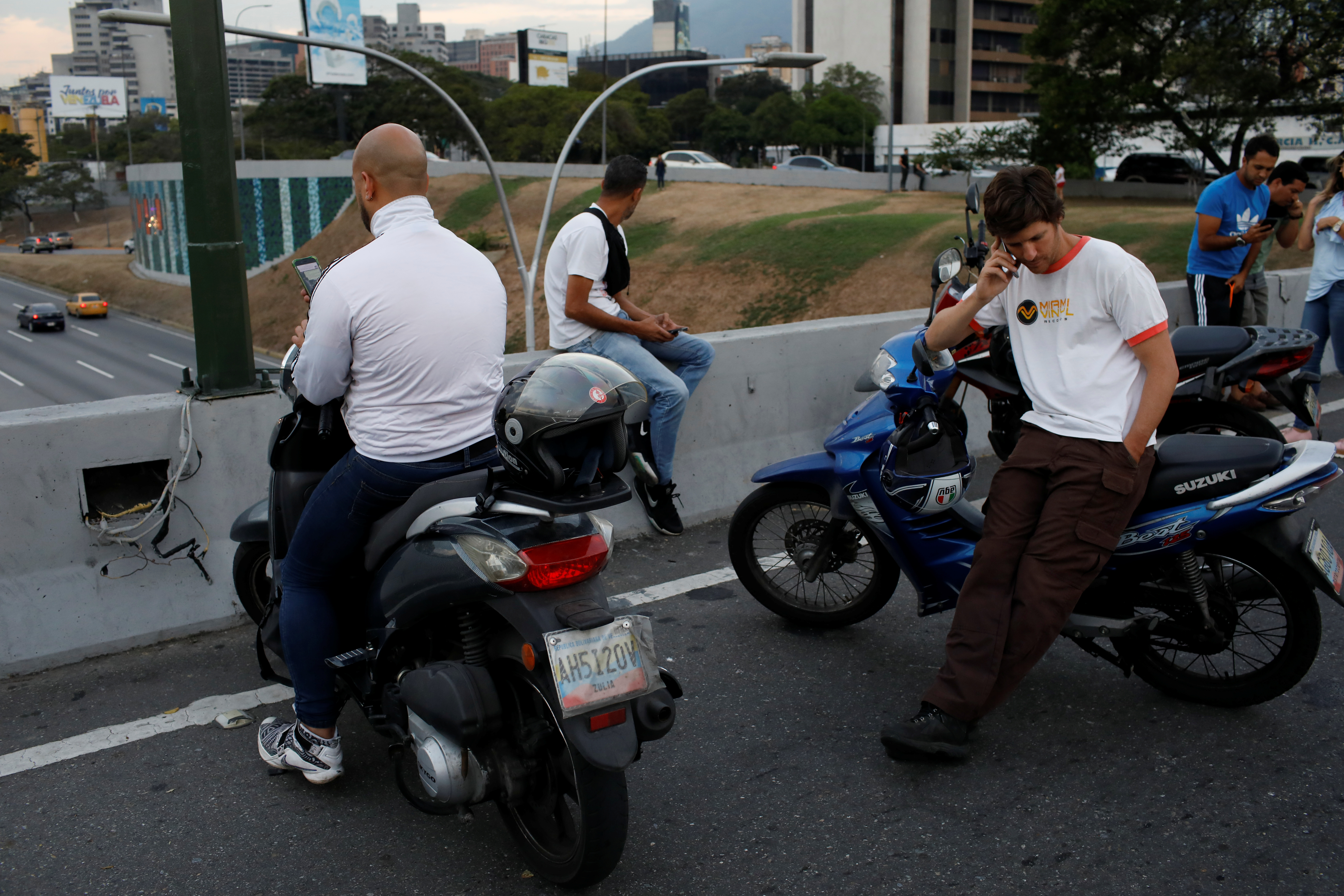 Caraqueños toman nuevamente el hombrillo de las autopistas… en busca de señal de celular #26Mar