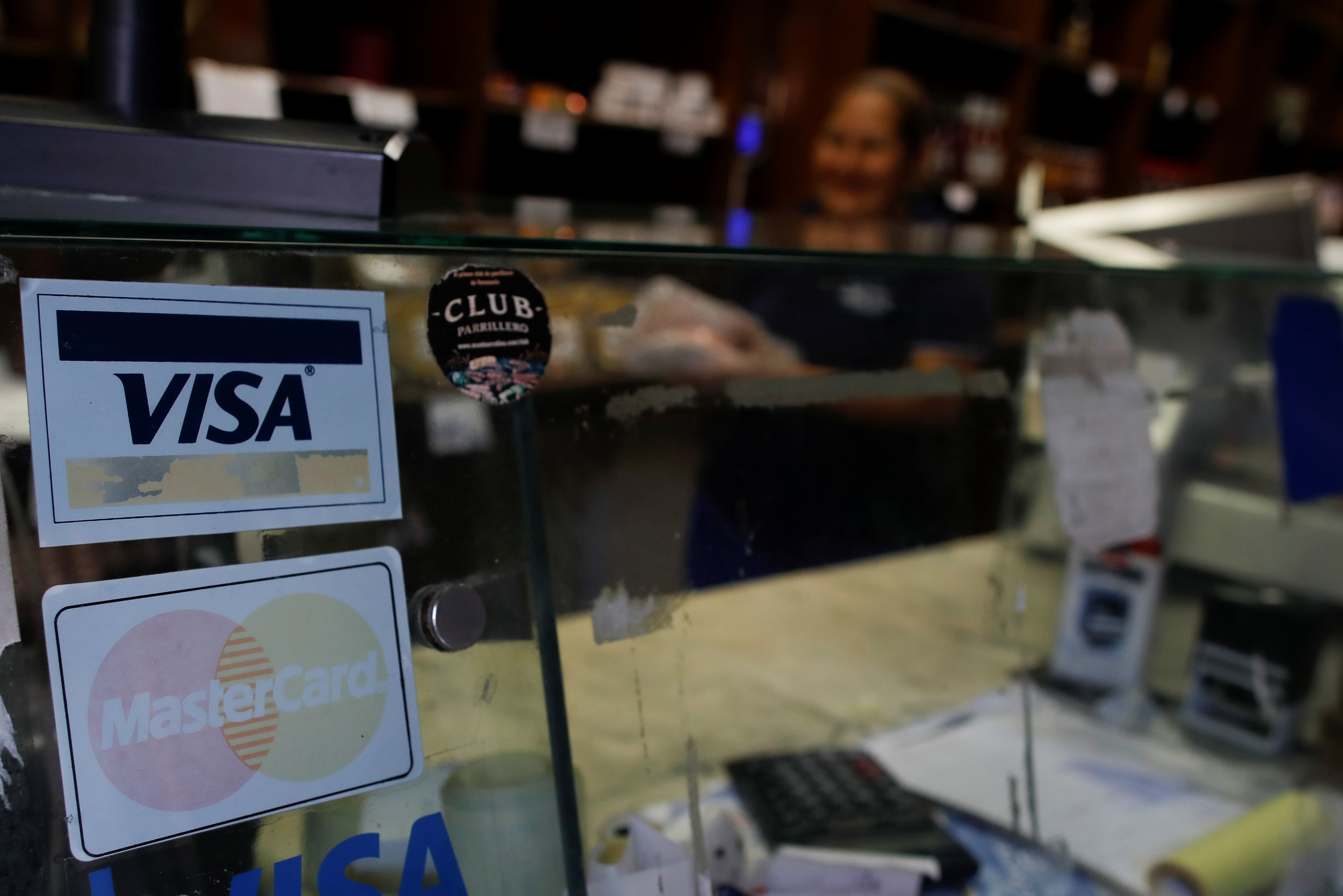 Posible suspensión de Visa y Mastercard tendría impacto limitado en Venezuela