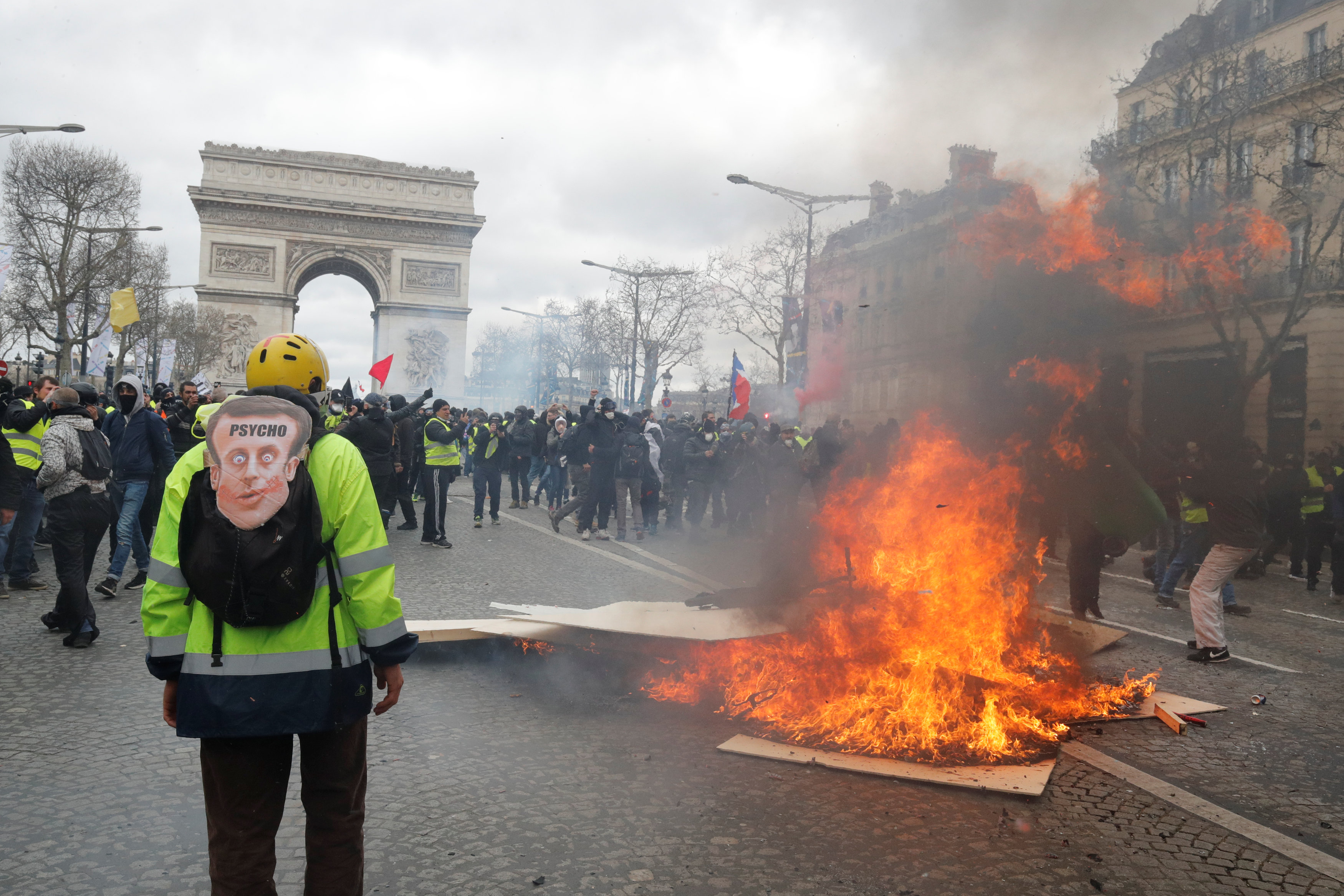 Chalecos amarillos lanzan ultimátum a Macron